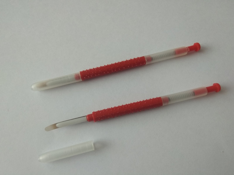 Шпатель для переноса личинок