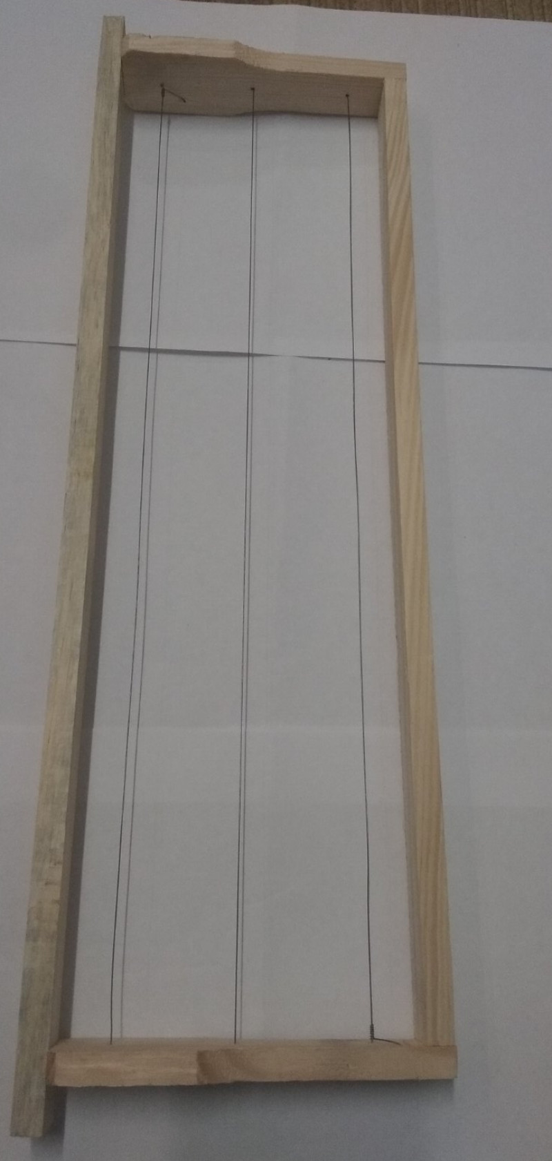 Рамка магазинная, сбитая и оснащенная проволокой