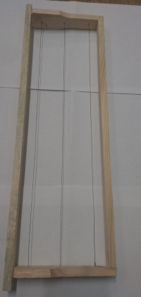 Рамка магазинная, сбитая и оснащенная проволокой