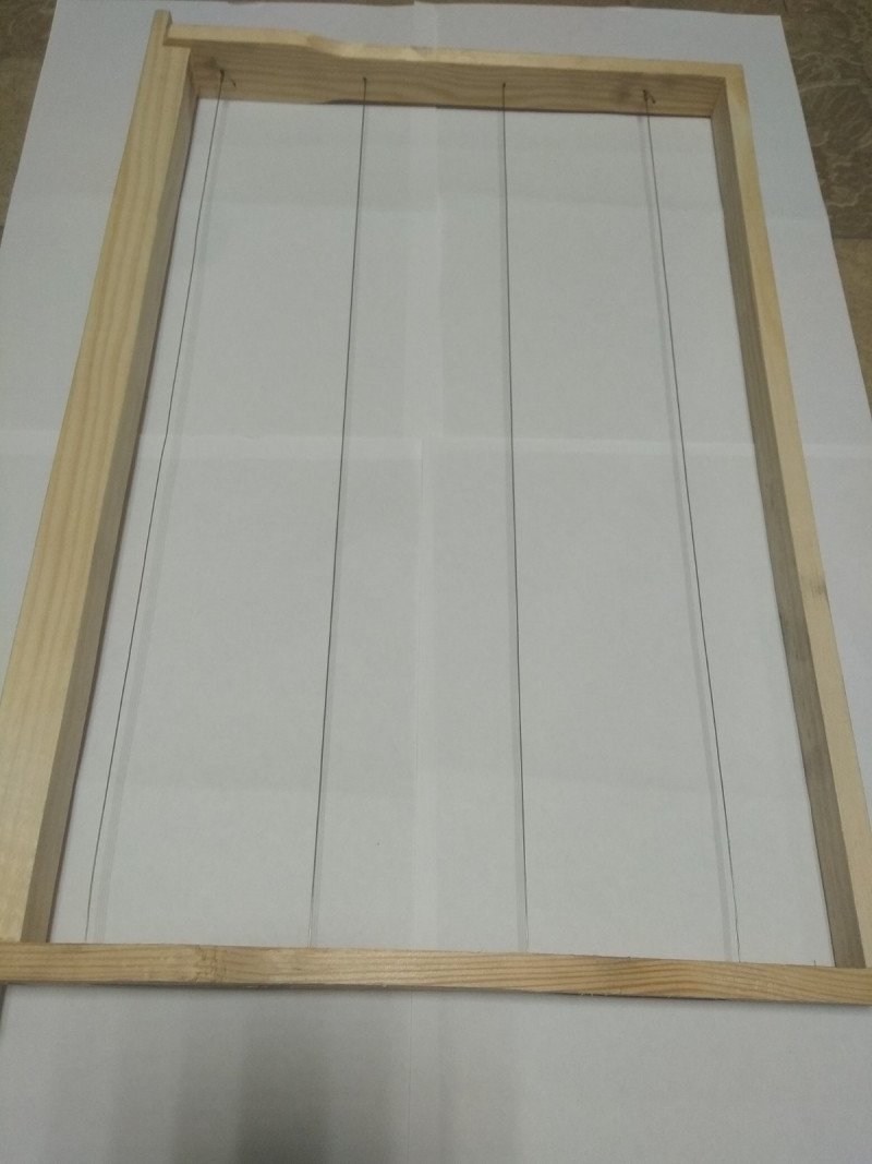 Рамка гнездовая, сбитая и оснащенная проволокой